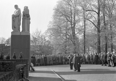 166929 Afbeelding van de kranslegging bij het monument voor tijdens de oorlog gevallen spoorwegpersoneel aan het ...